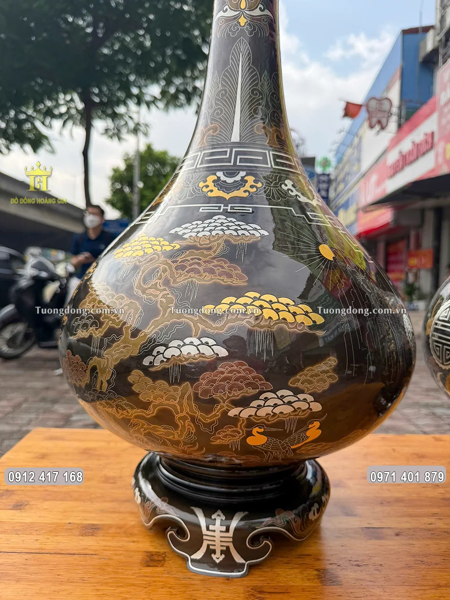 Hình ảnh cây tùng được chạm khảm sắc nét